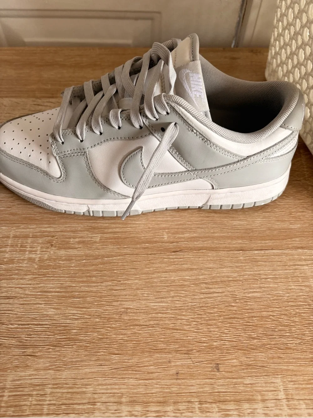 Nike Low-Top Sneaker in White and Light Gray